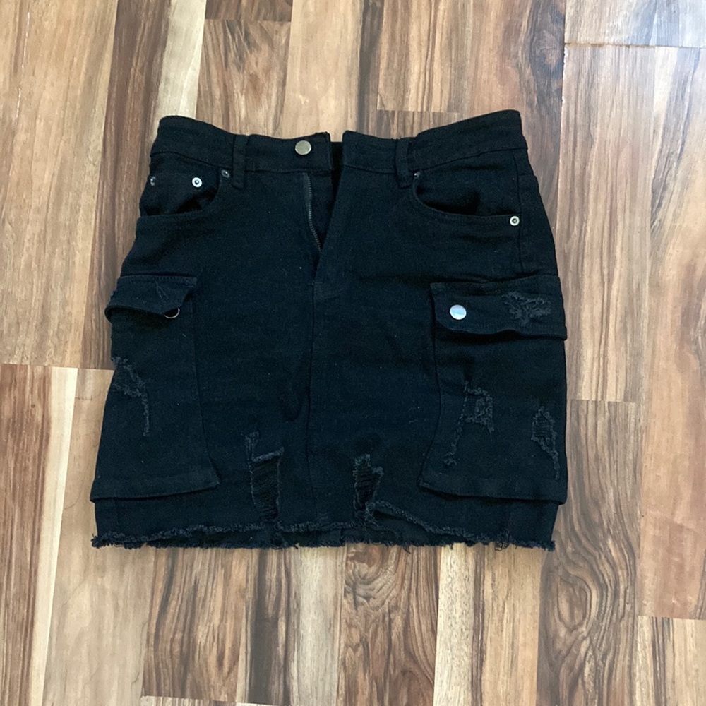 Brand is American Bazi, size large and the color is black :)
